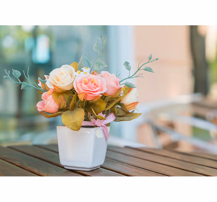 Tenda a rullo soggiorno rose sul tavolo - TenStickers
