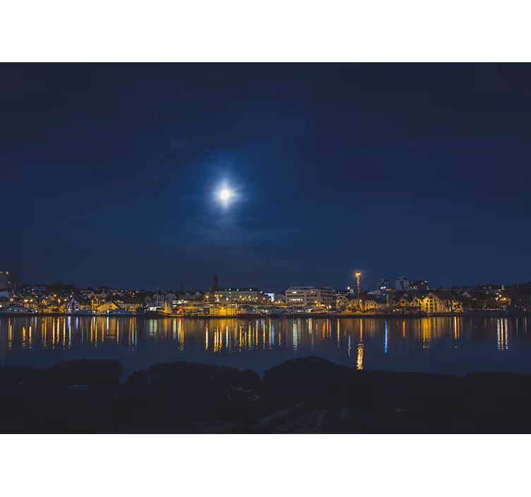 Fotomurale città riflessi urbani sotto la luce lunare - TenStickers