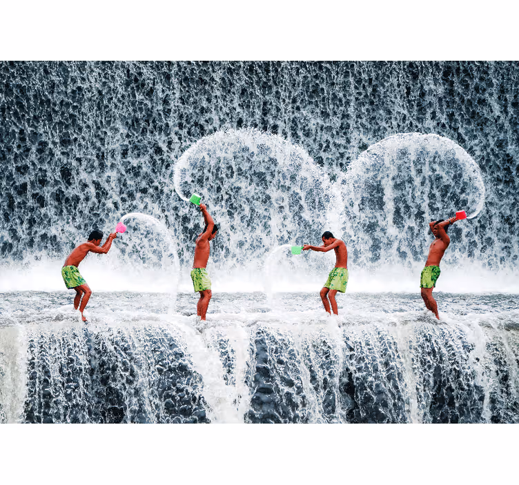 Fotomurali persone schizzi d'acqua giocosi - TenStickers