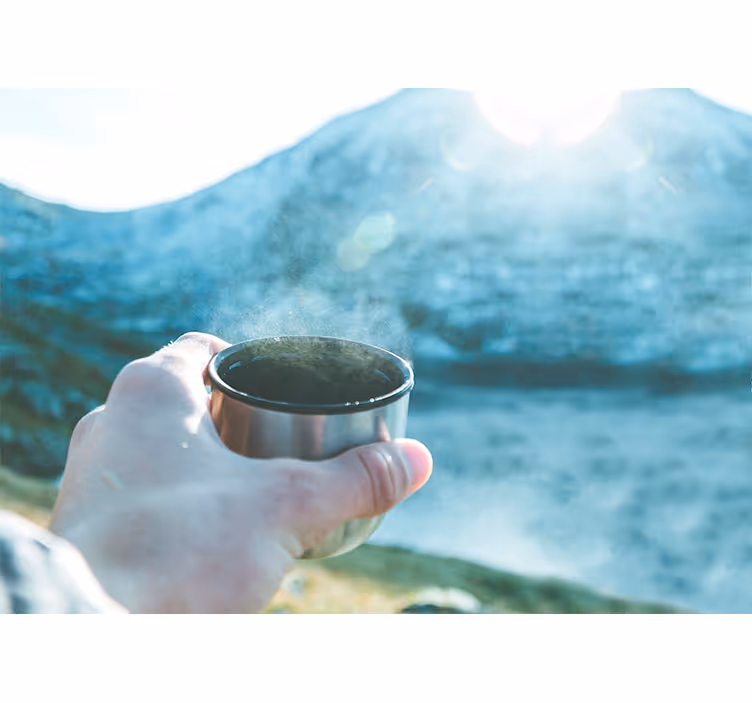 Fotomurali persone con bevanda in mano - TenStickers