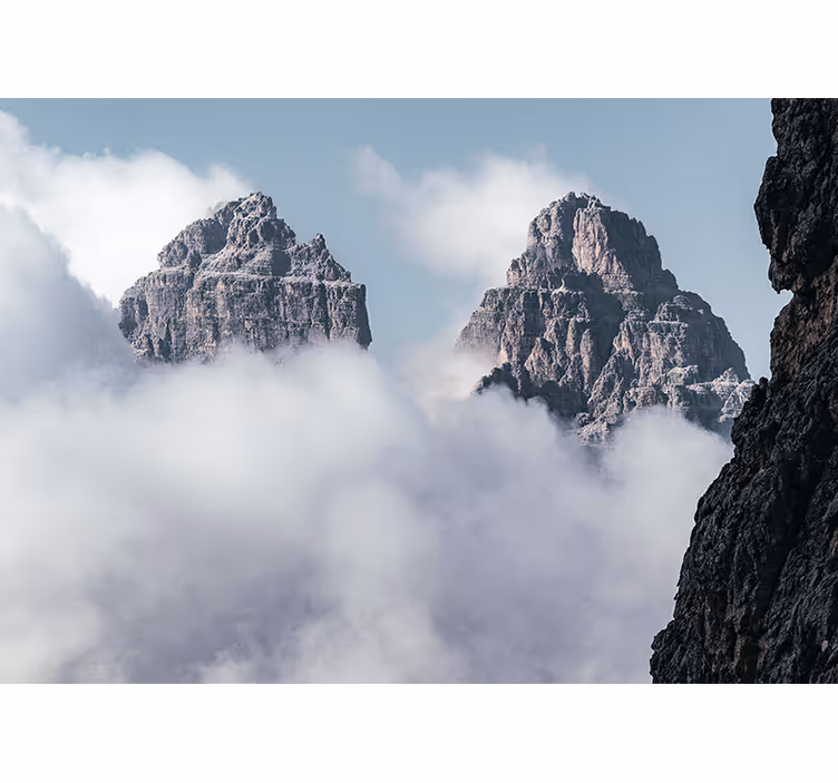 Fotomurale montagna vette maestose sopra le nuvole - TenStickers