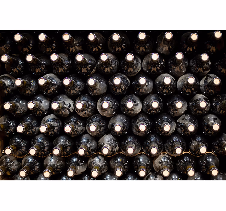 Fotomurale vintage bottiglie in una cantina - TenStickers