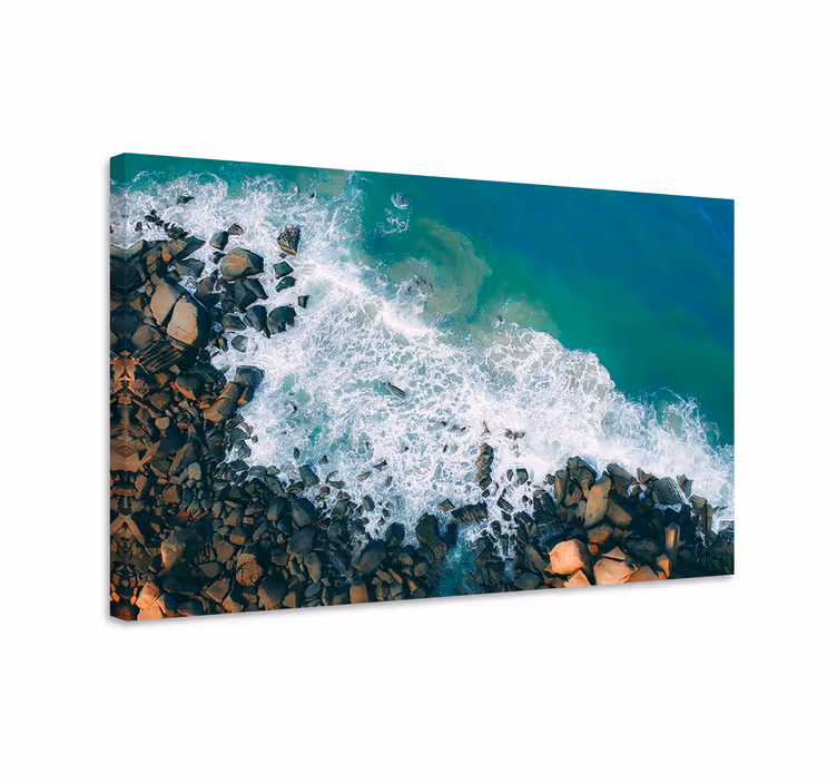 Dipinto marinaio onde oceaniche che incontrano rocce - TenStickers