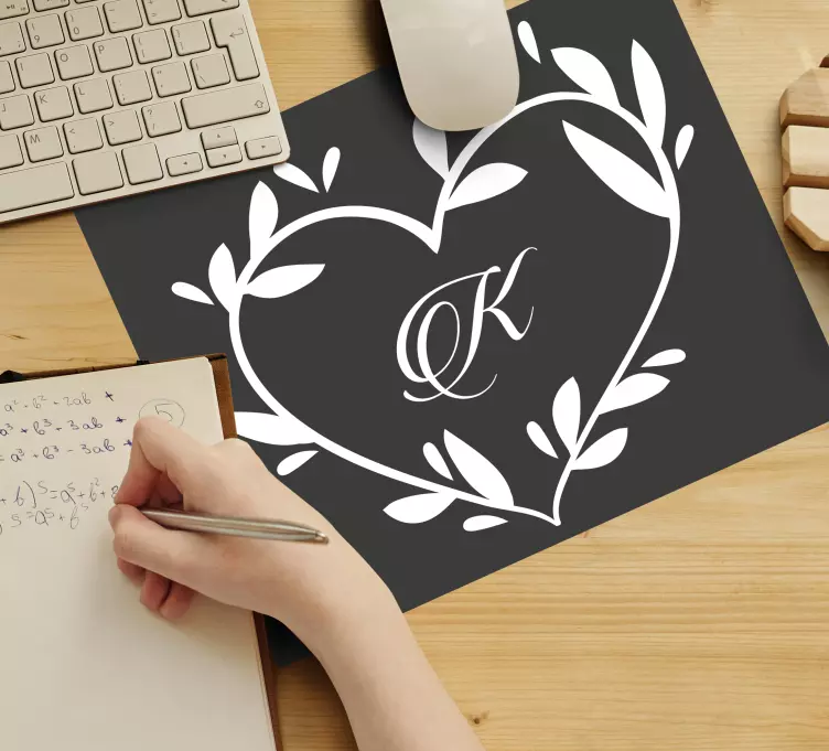 Tappetino mouse personalizzabile monogramma a forma di cuore - TenStickers