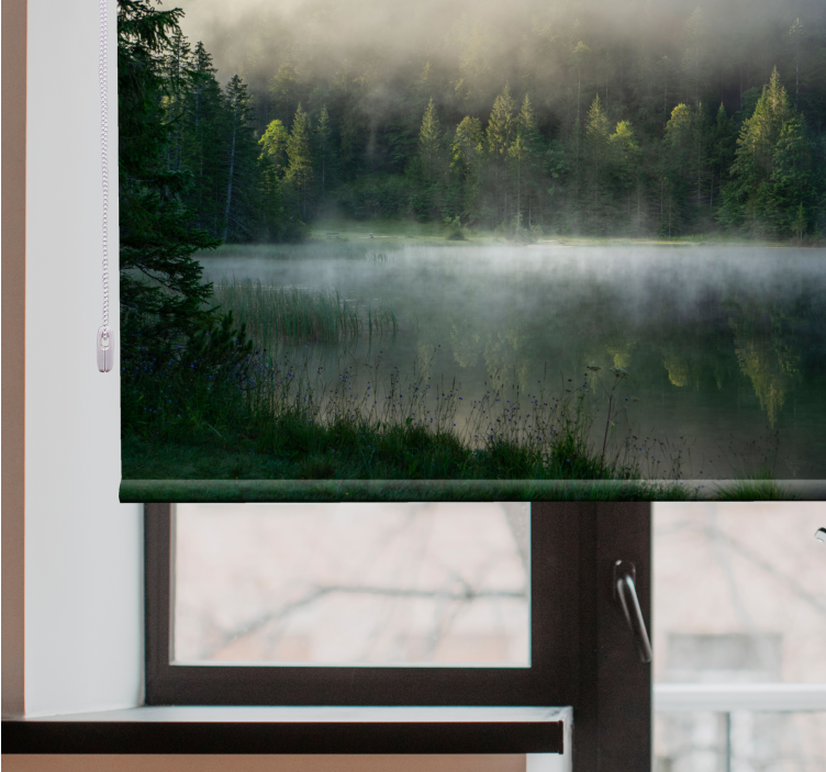 Tenda a rullo alberi riflesso nella foresta nebbiosa - TenStickers