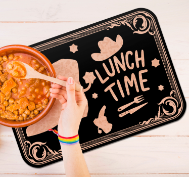Tovaglietta americana frase ora di pranzo western - TenStickers