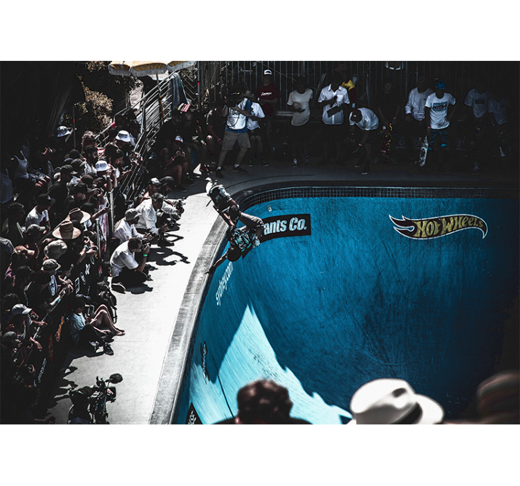 Fotomurale veicoli skateboarder che esegue un trucco - TenStickers