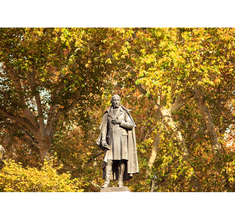 Fotomurali persone statua tra il fogliame - TenStickers