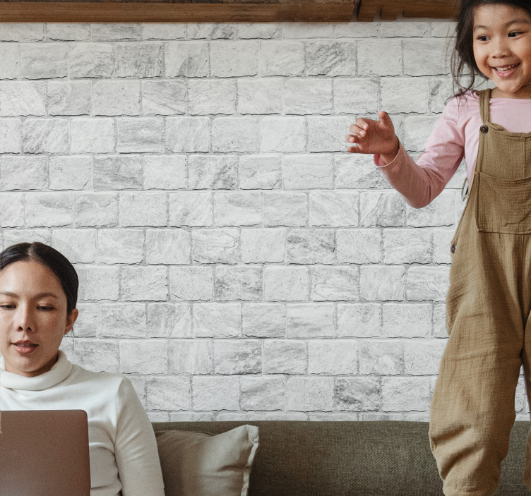 Fotomurale mattoni bambino felice che gioca - TenStickers