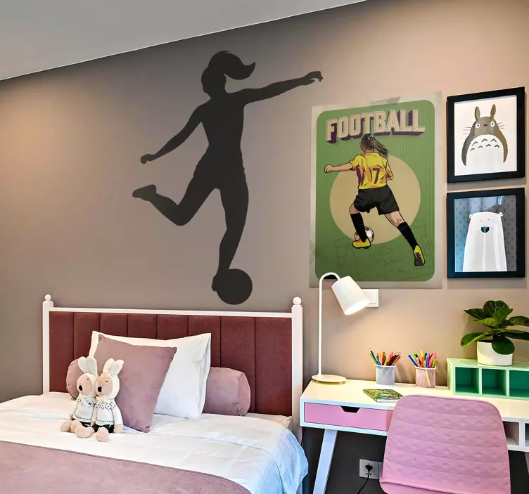 Adesivo murale con silhouette di calciatrice - TenStickers