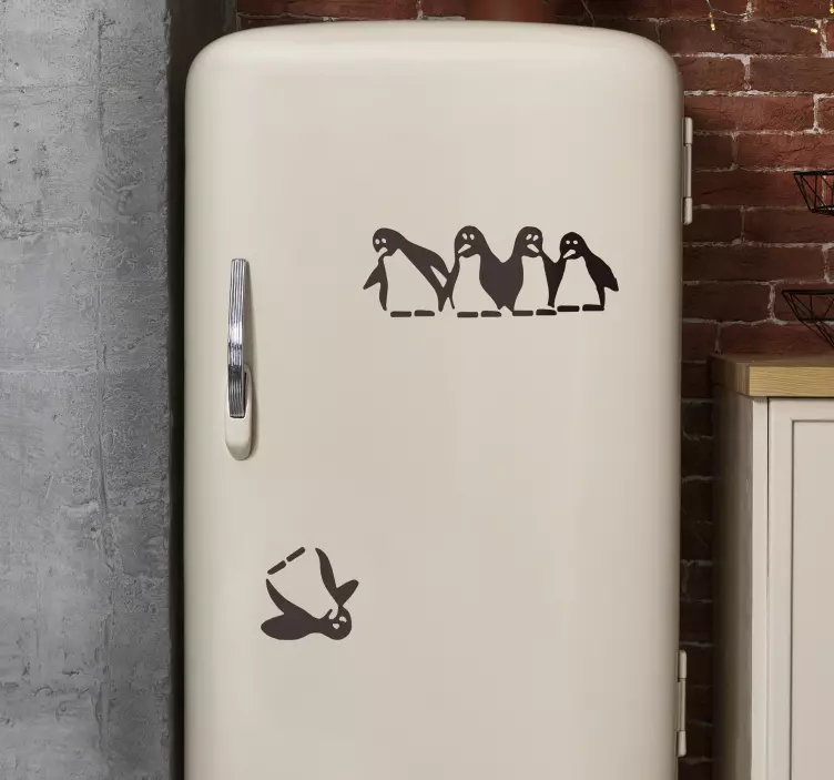 Adesivo frigo pinguino che cade - TenStickers
