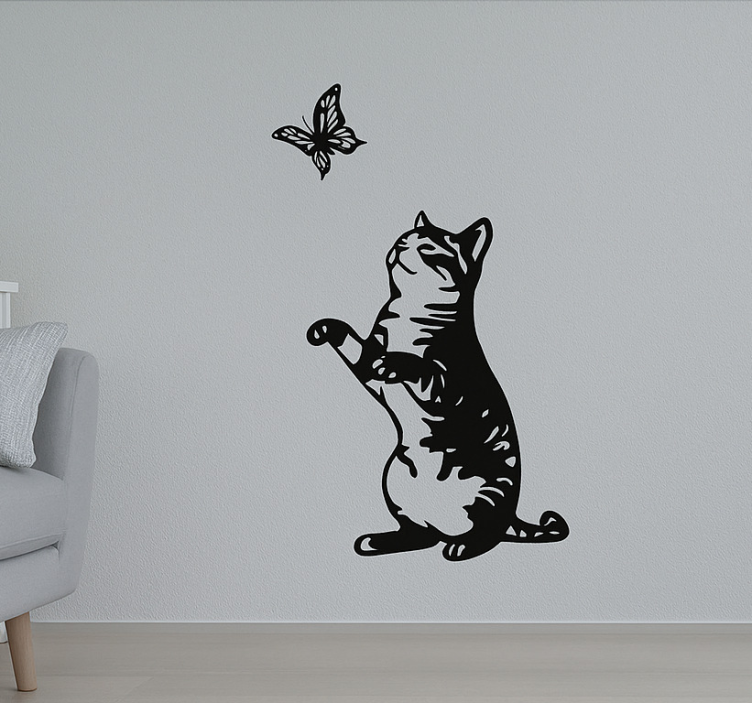 Adesivo murale soggiorno gatto giocoso con farfalla - TenStickers