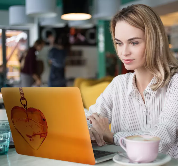 Adesivo per laptop ciondolo a cuore - TenStickers