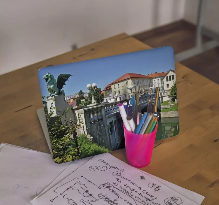 Adesivo per laptop vista del ponte del drago - TenStickers