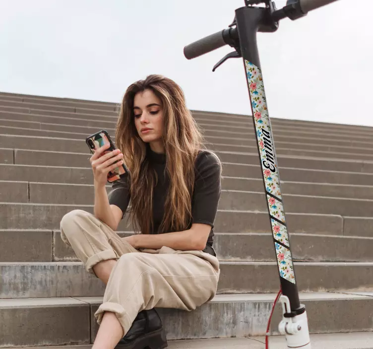 Adesivo per monopattino con fiori e nome - TenStickers