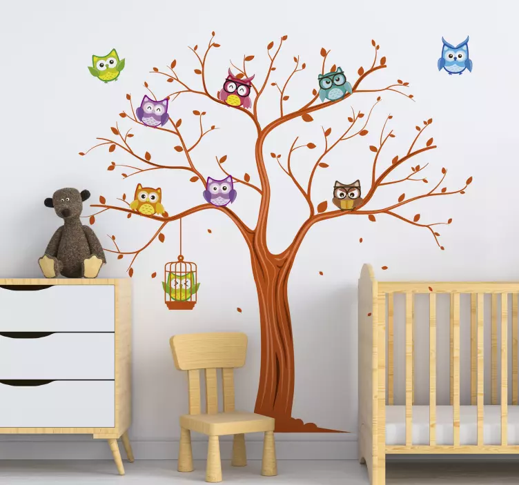 Adesivo murale bambini con gufi colorati su albero - TenStickers