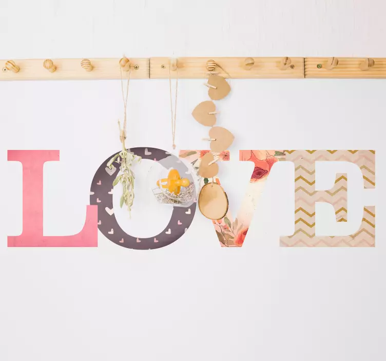 Adesivo murale con scritta "Love" - TenStickers