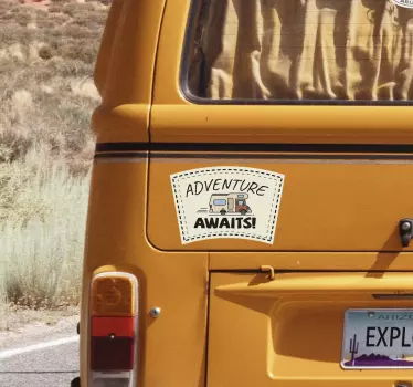 Adesivo auto "l'avventura ti aspetta" vintage - TenStickers