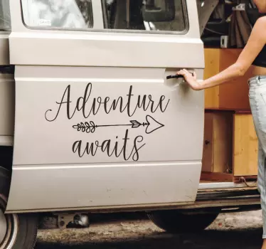 Adesivo camper con scritta "l'avventura ti aspetta" - TenStickers