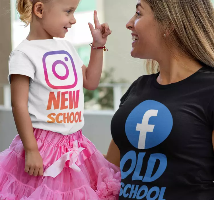Magliette madre e figlia social media vecchia e nuova scuola - TenStickers